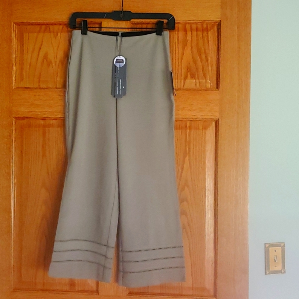 Lysse olive green wide legged, cropped knit pants. Size small.
